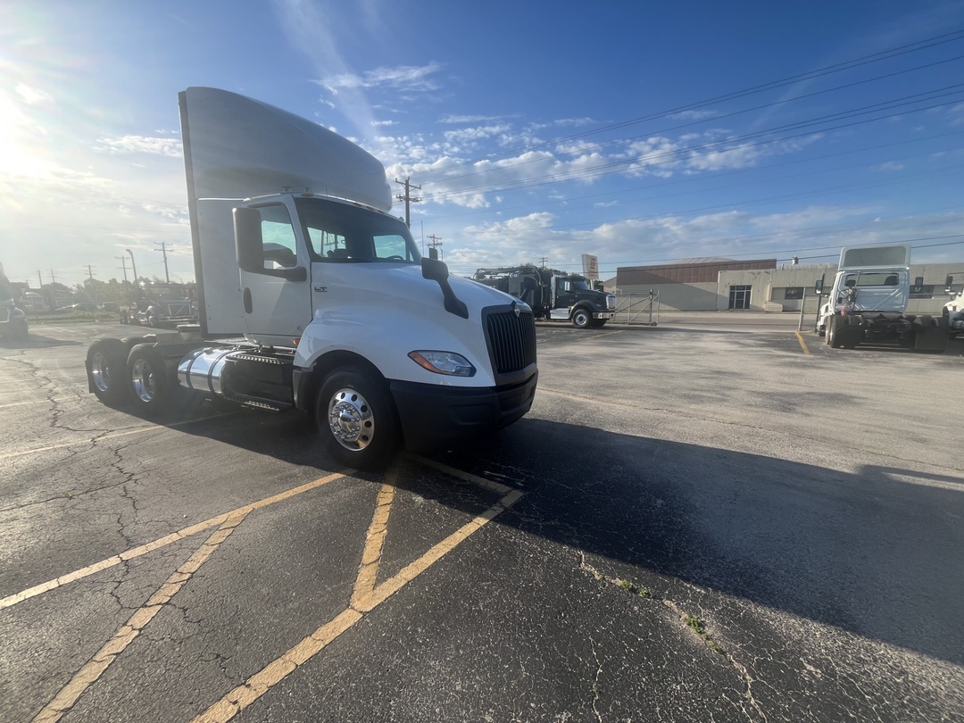 2019 International LT - image 5