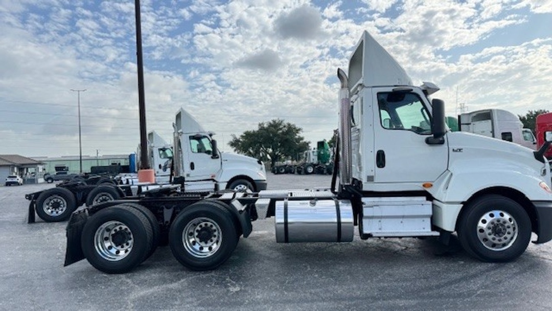 2018 International LT - image 5