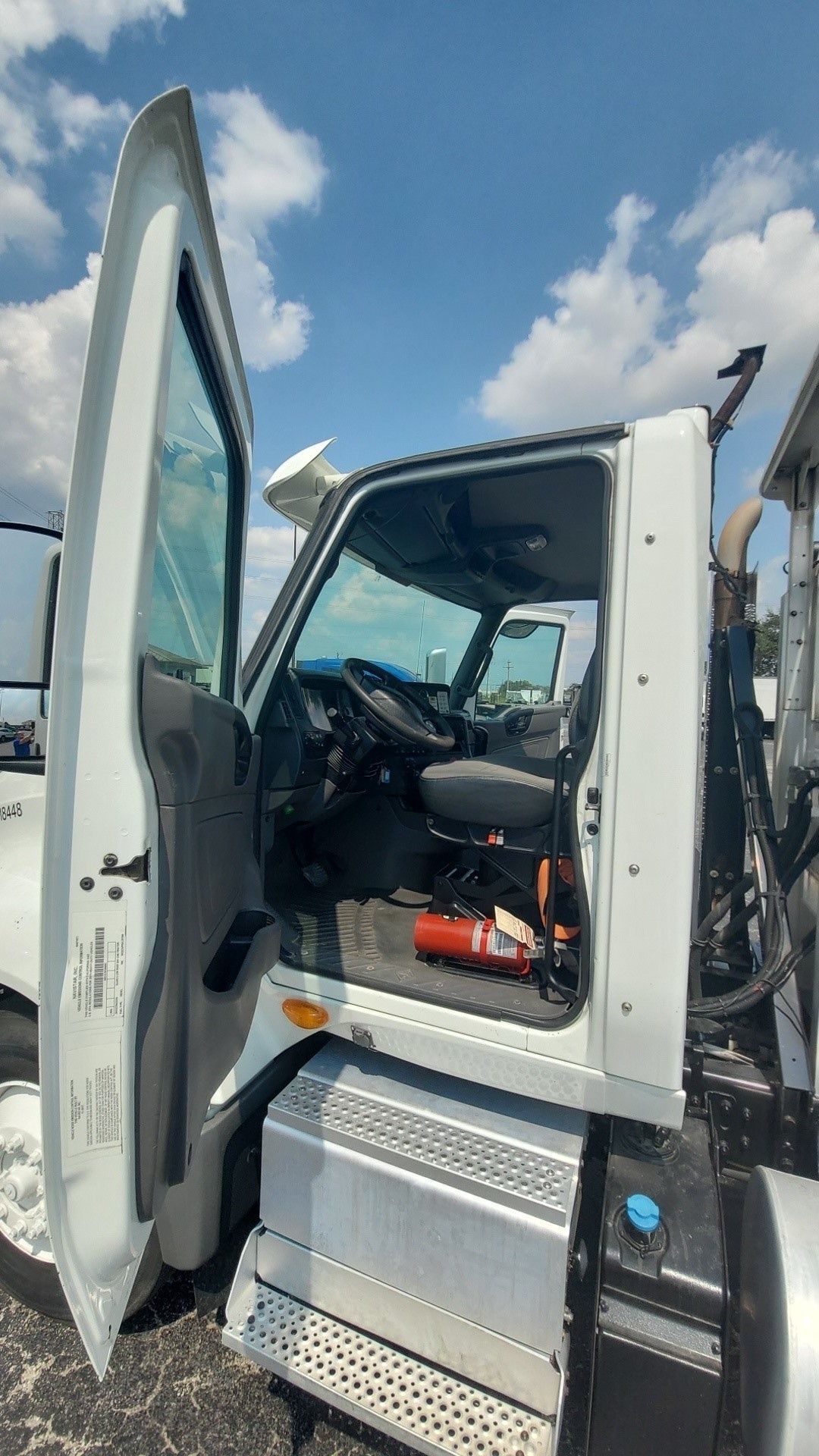 2018 International LT - image 4