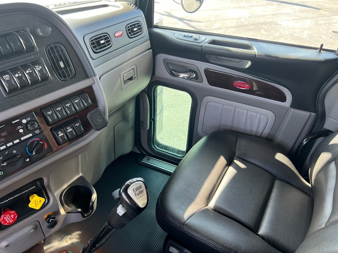 2023 Peterbilt 389 - image 13