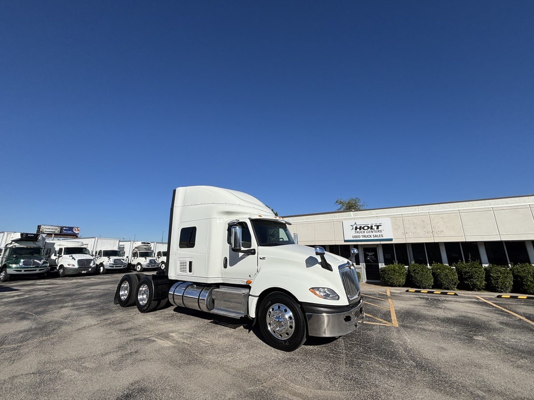 2021 International LT - image 8