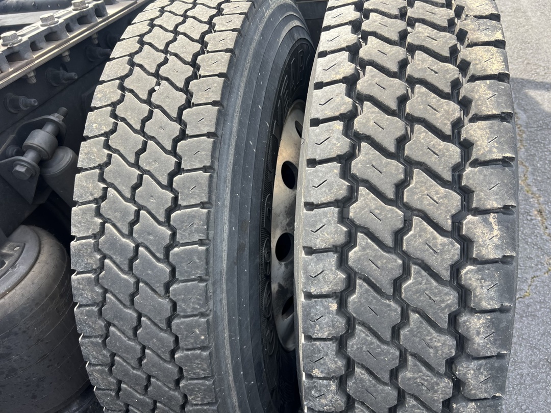 2020 International LT - image 5