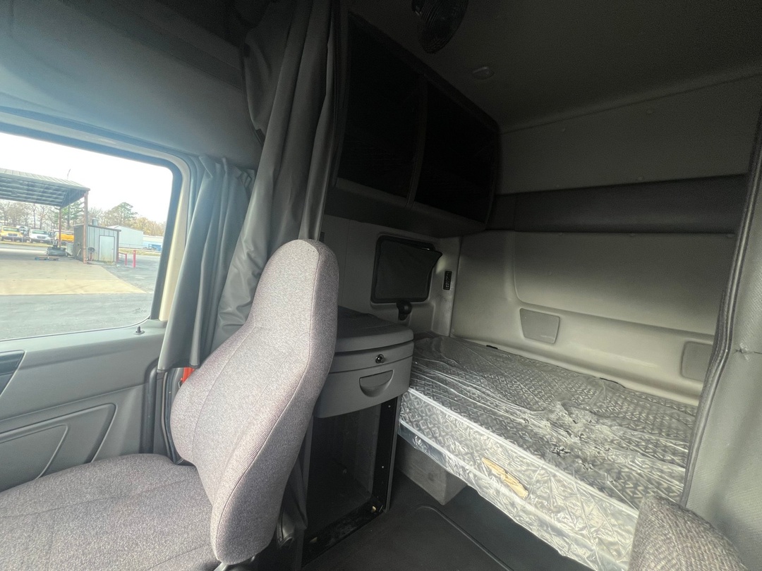 2022 International LT - image 2