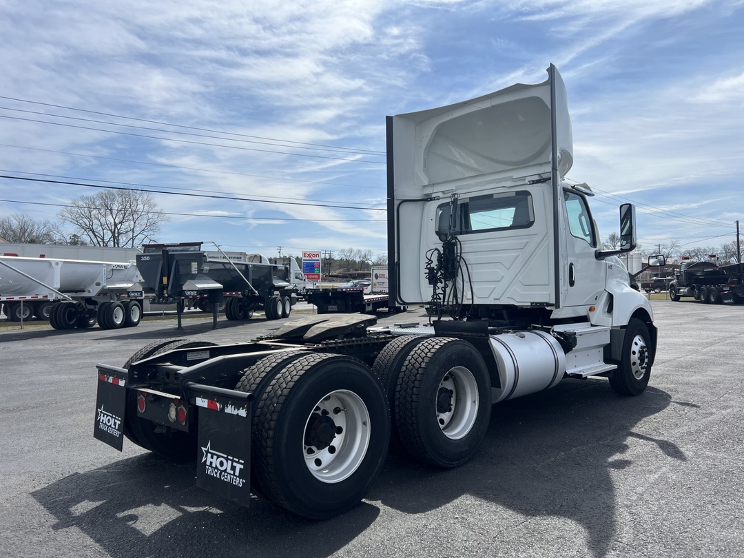 2020 International LT - image 3