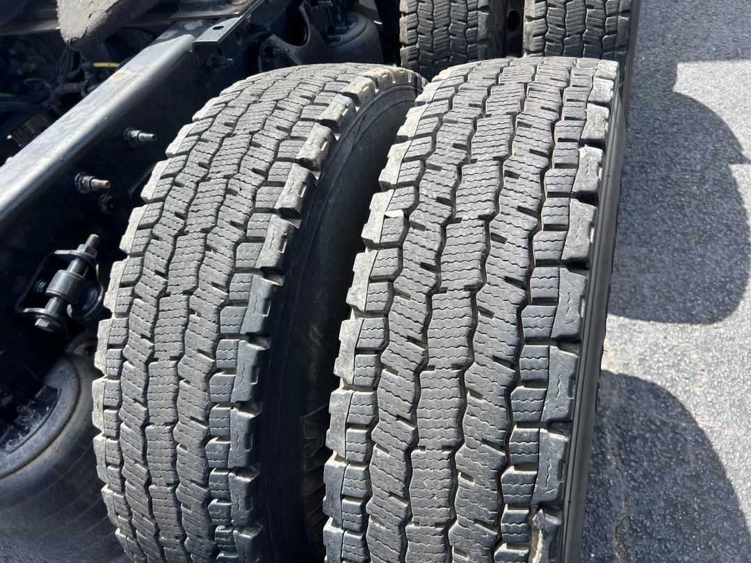 2022 International LT - image 8