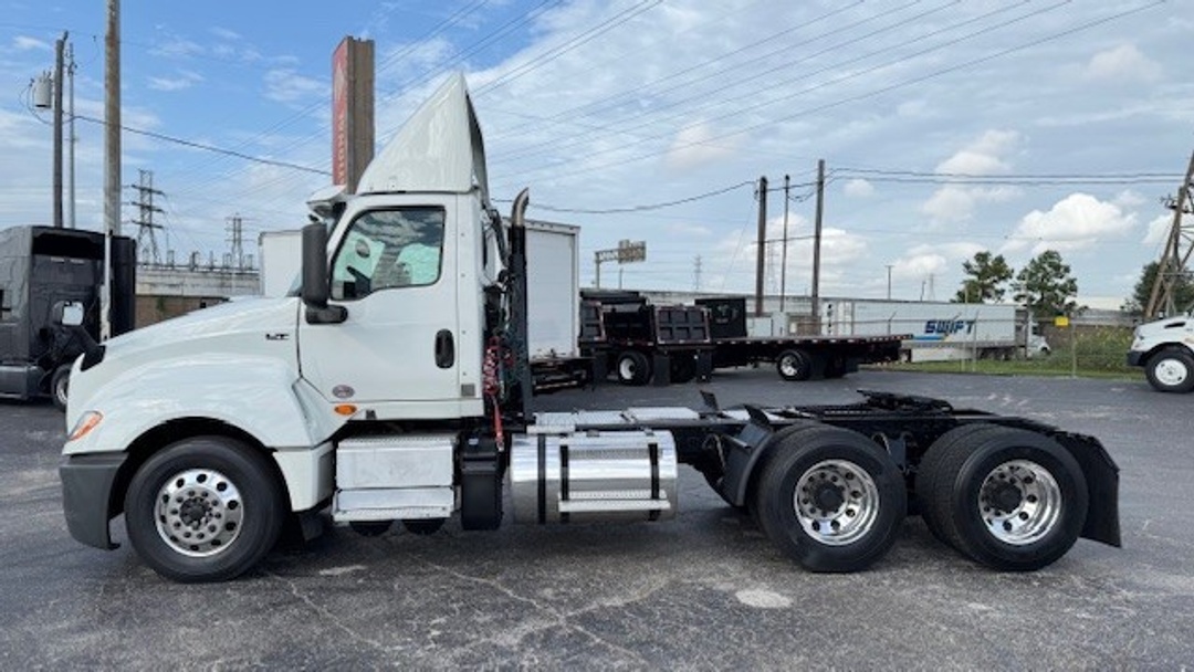 2018 International LT - image 8