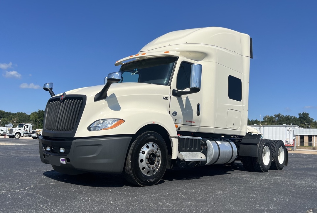 2022 International LT - image 1