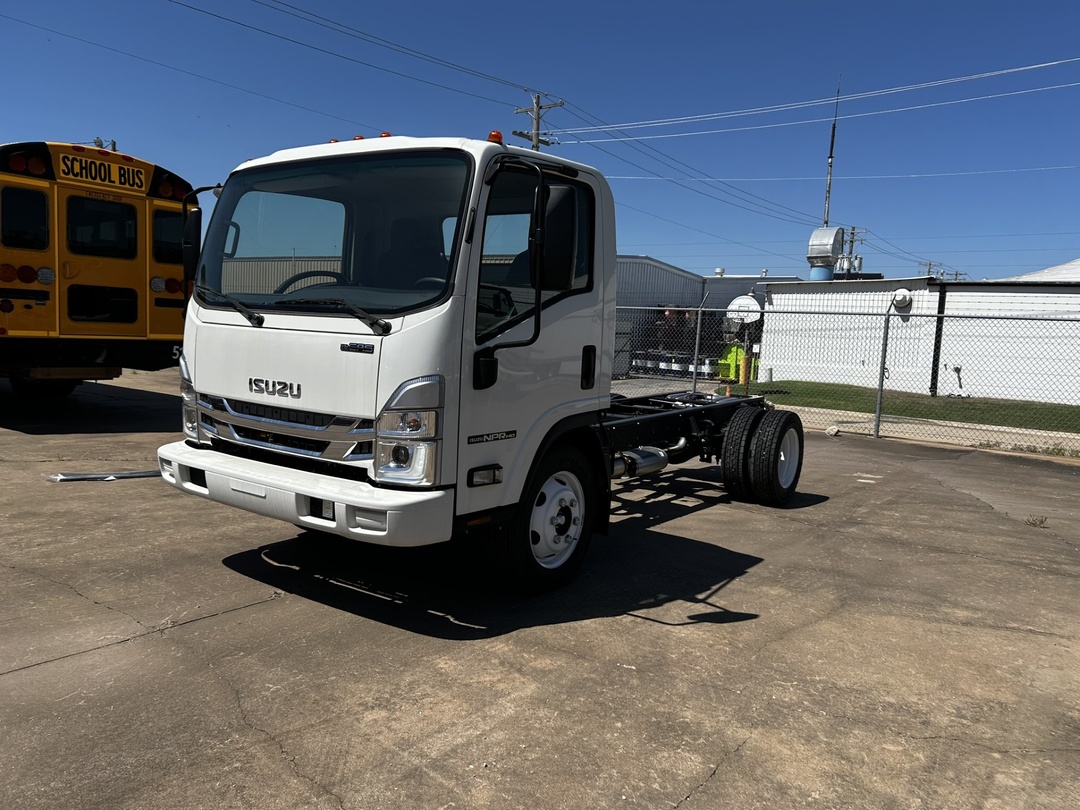 2024 Isuzu NPR - image 2
