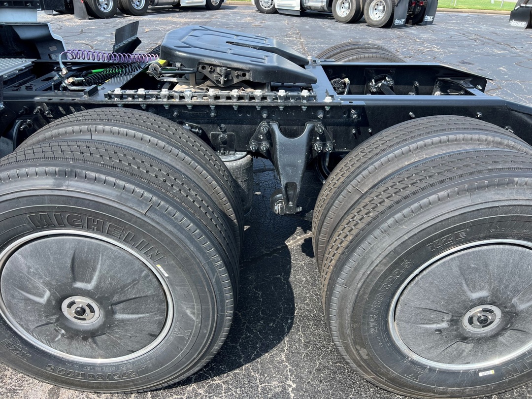 2025 International LT - image 5