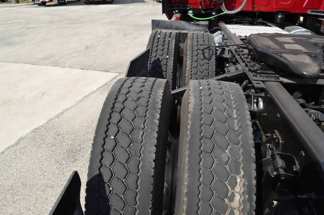 2022 International LT - image 8