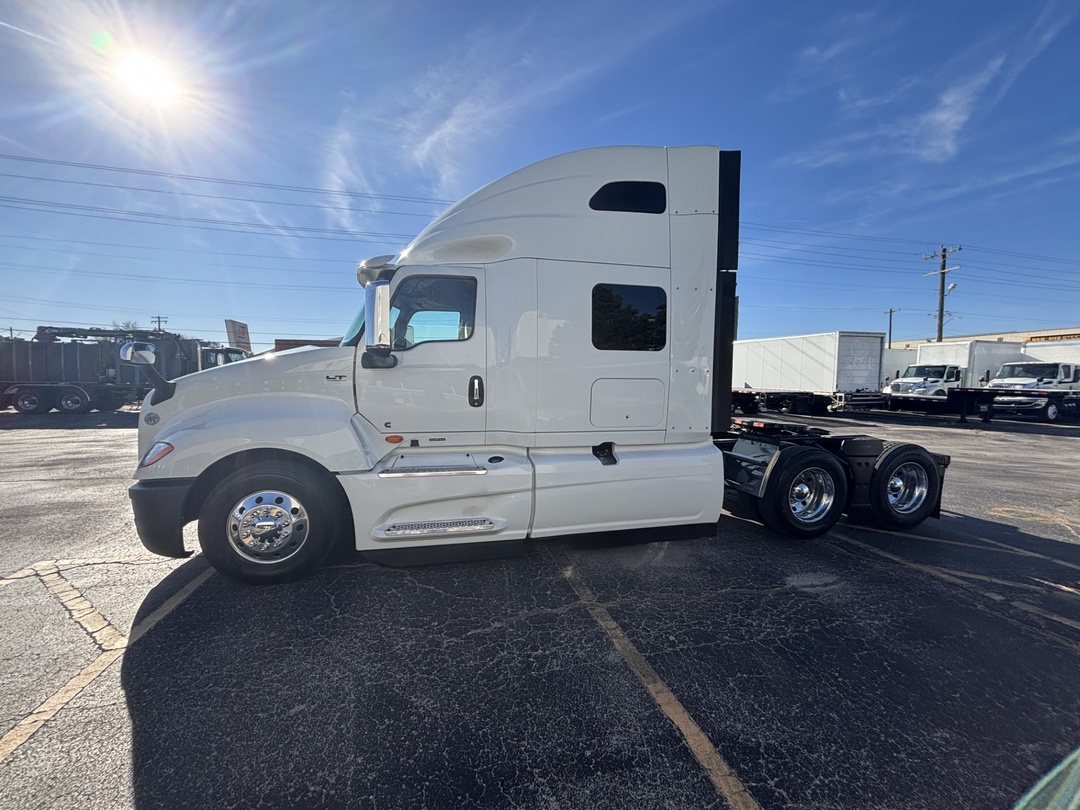 2022 International LT - image 4