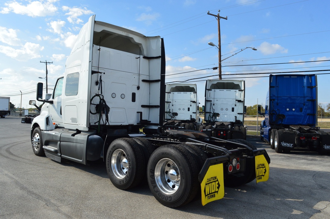 2022 International LT - image 6