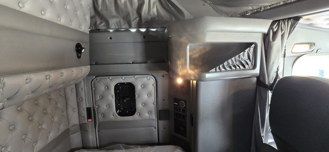 2022 Kenworth W900 - image 14