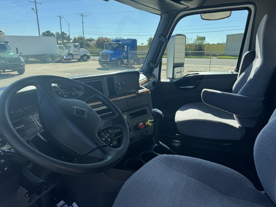 2020 International LT - image 3