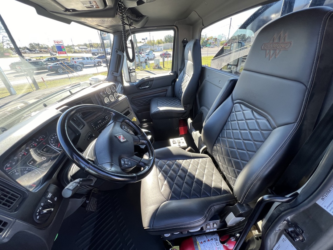 2024 International HX - image 25