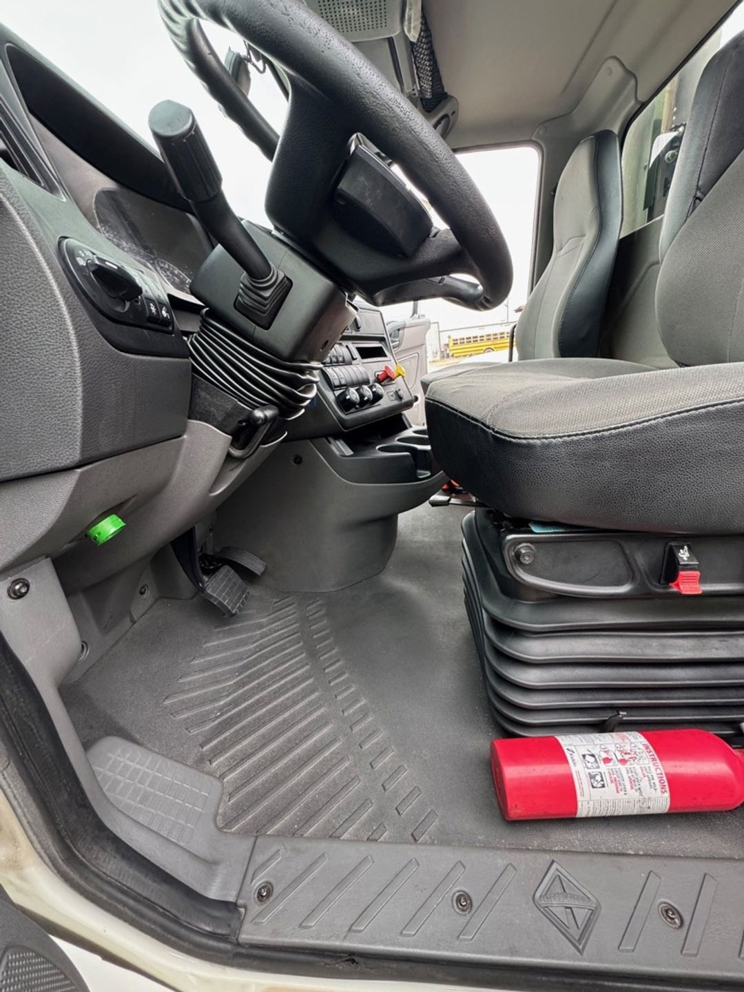 2021 International LT - image 5