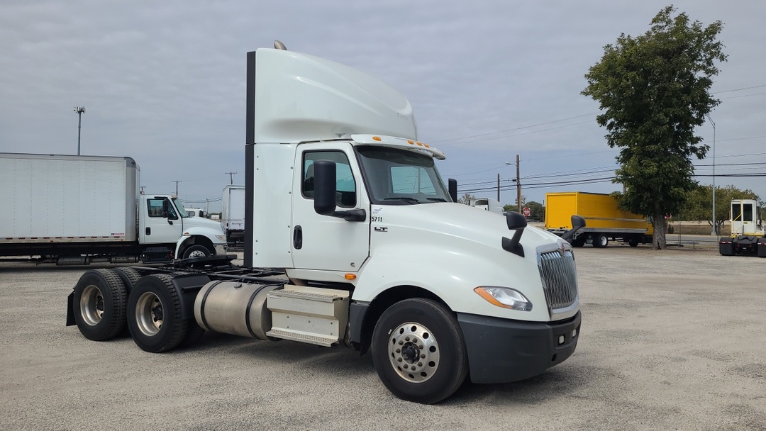 2021 International LT - image 7